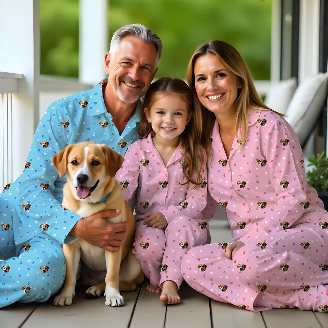 Famiglia con set pigiama personalizzato con il musetto del proprio animale domestico, design blu e rosa con stampa di cane